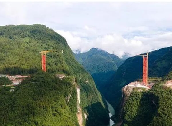 鶴峰溇水河上，峽谷中橋上建“橋”，配合完成宜來高速高難度架橋建設！