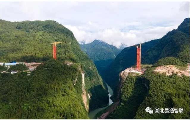 鶴峰溇水河上，峽谷中橋上建“橋”，配合完成宜來(lái)高速高難度架橋建設(shè)！