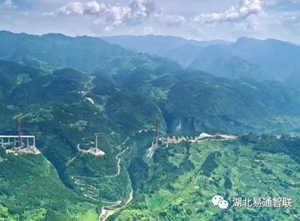 渝湘高速公路復線雙堡特大橋首節(jié)主拱肋順利實現(xiàn)吊裝