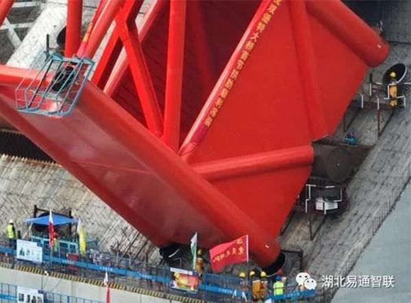 渝湘高速公路復線雙堡特大橋首節(jié)主拱肋順利實現(xiàn)吊裝